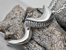 Load image into Gallery viewer, Kudu Horn Necklace