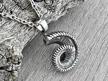 Load image into Gallery viewer, Bighorn Sheep Horn Necklace